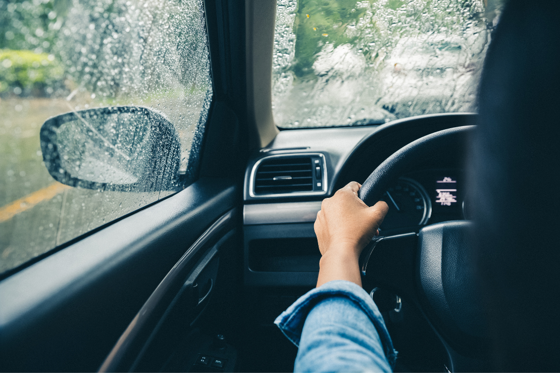 voiture sous la pluie